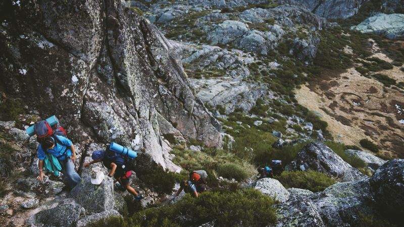 Trail-Planungs-Workflow für saisonale Wandernachfrage